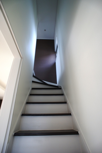 階段の一部壁紙をいつもは白色で行くのですがこういうのもいい感じです。