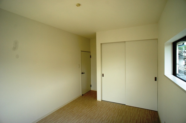 ２階の東南の部屋。和室を洋間に変更、収納を追加、クロスを変えて床はＣＦにしました。爽やかな仕上がりになりました。