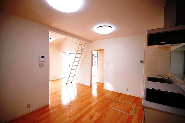清潔感のある床に白の壁紙、キッチンも梯子も白で。とにかく部屋が明るくなりました。やっぱり家は明るくないと。