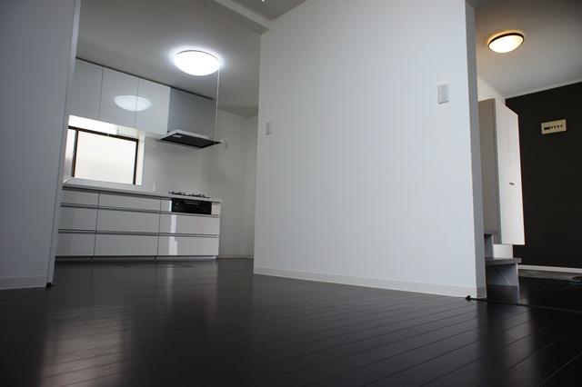 WEST キッチンは白で。床は黒で。この2色がメリハリが効いていてスタイリッシュな感じに仕上がりました。