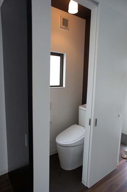 EASTのトイレ　朝日のトイレさまさま。このデザインでウォシュレットはリモコンタイプ。引き戸は狭い家にはかなり有効。