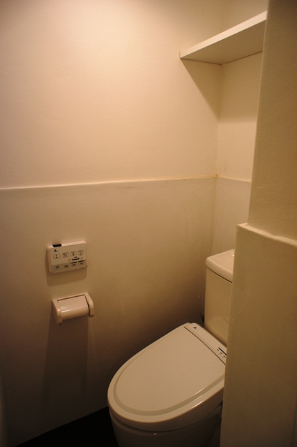 トイレないたってシンプルに、しかし最低限の設備であるウォシュレットはリモコン付きで。