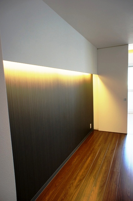 壁にも変化を！上部の梁を隠すことも兼ねた間接照明。壁は落ち着いた色で寝室にするには良い。